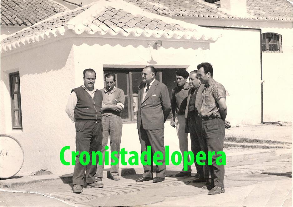 Dirigentes y obreros de la Cooperativa Oleícola La Loperana en 1955
