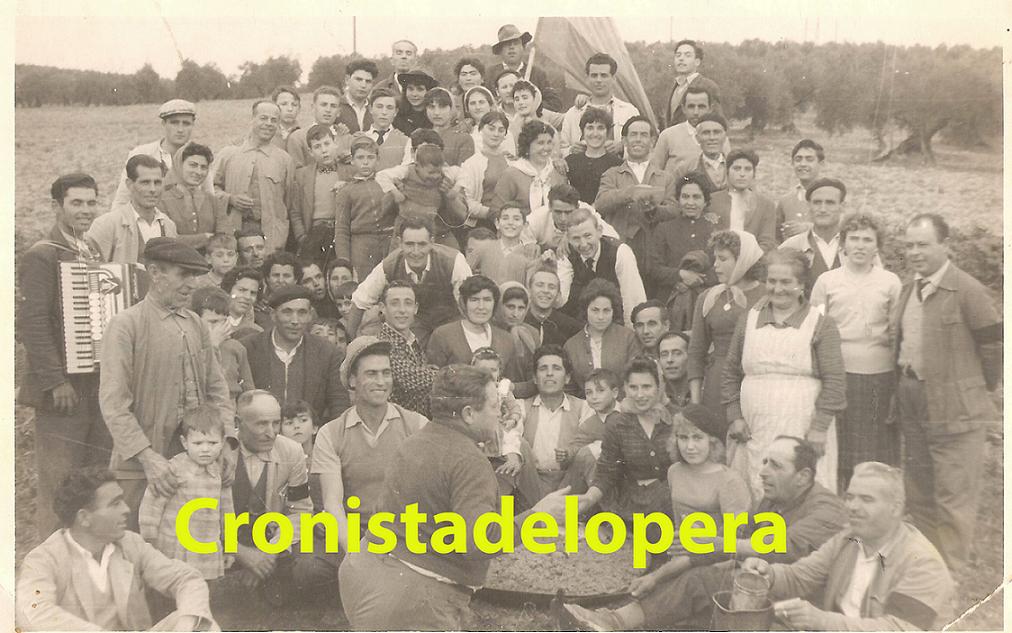 Cuadrilla de aceituneros de la Hacienda de Mendoza en 1962