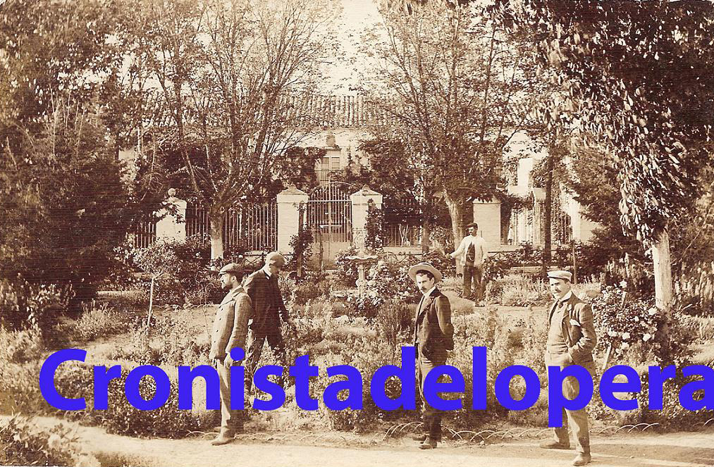 Loperanos en los jardines de la Huerta Moreno de Lopera en 1930