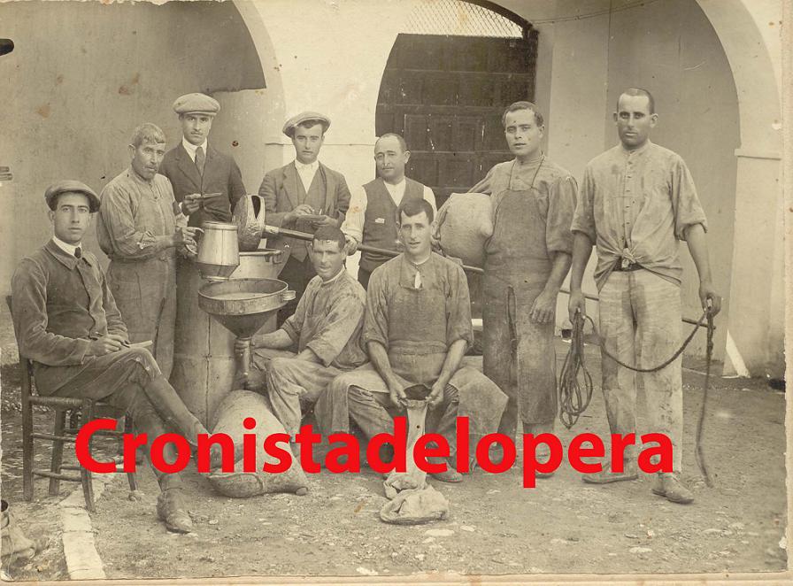 Grupo de loperanos envasando aceite en pellejos de cabra en 1917