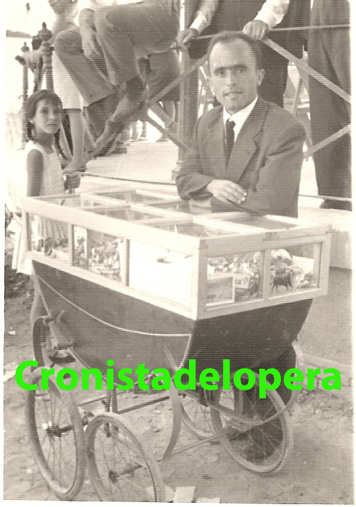 Ángel Sanz Teruel y su carrillo de chucherías