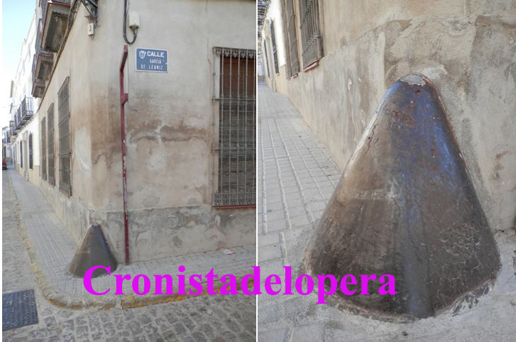 La Ojiva de una bomba de aviación de 450 mm.  utilizada como guardacantón en la confluencia de las calles Real y García de Leaniz de Lopera