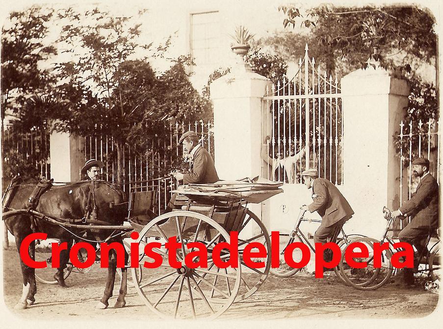 Paseo en bicicleta y en carro de caballos por los jardines de la Huerta Moreno de Lopera en 1930