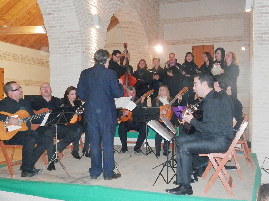 Ambiente navideño en un excepcional recital de villancicos a cargo de la Rondalla y Coro Santa Cecilia de Cañete de las Torres.