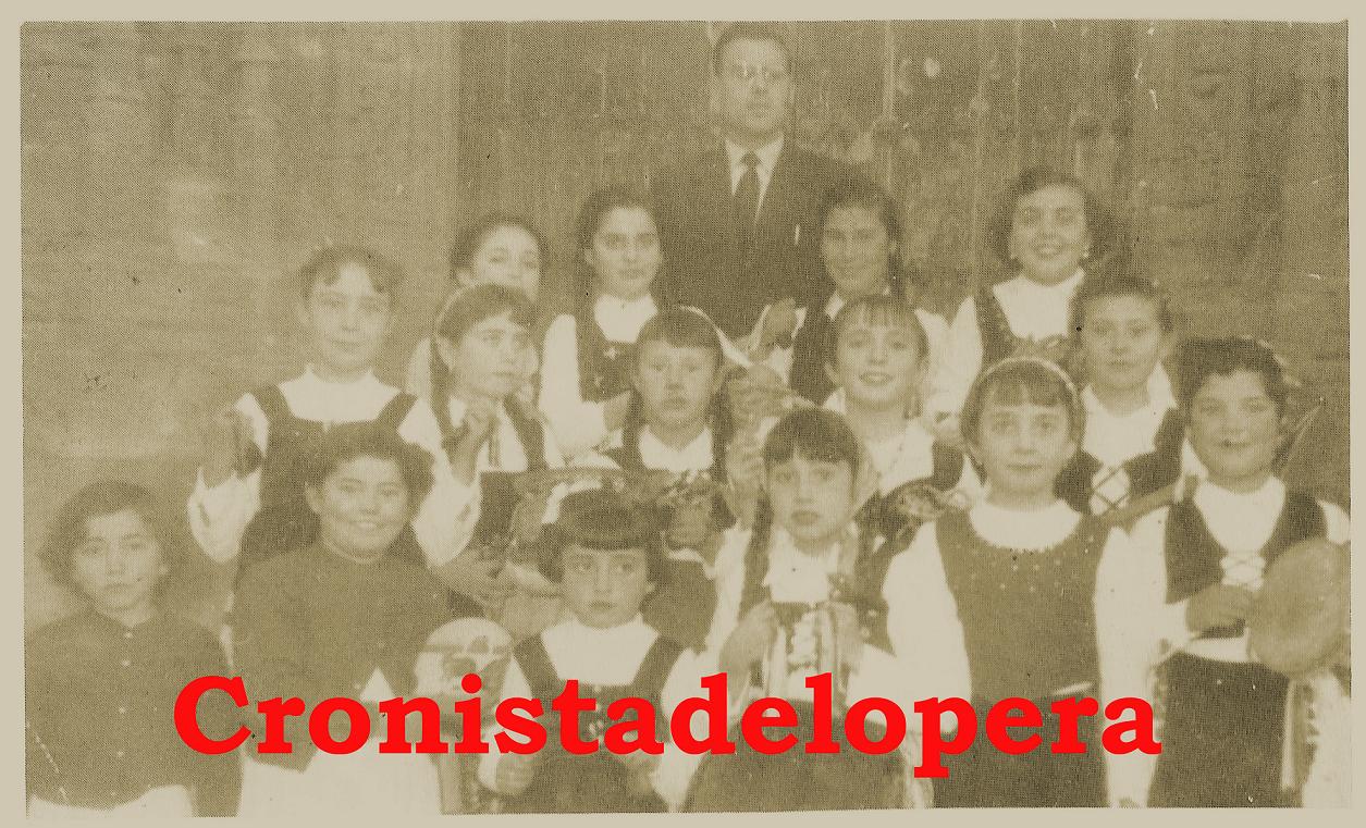 Grupo de niñas con Alfonso Cruz Carmona en el Concurso de Villancicos Navideños 1954