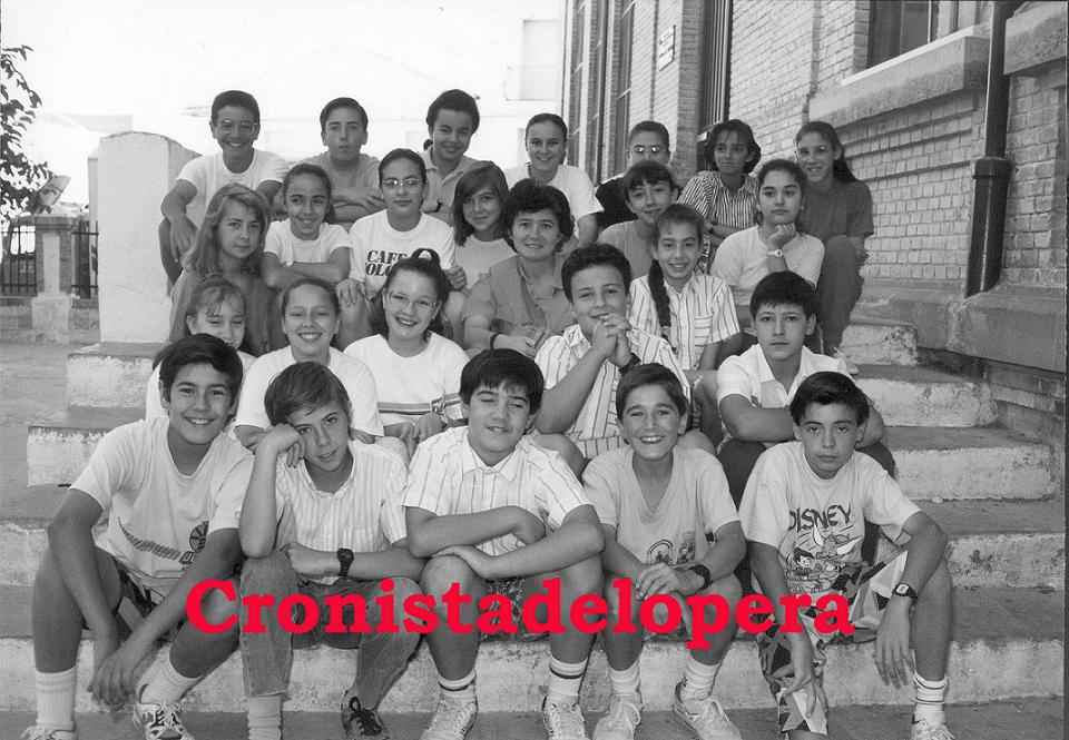 Grupo de Alumnos del Colegio Miguel de Cervantes con la maestra Pilar García curso 1990-91