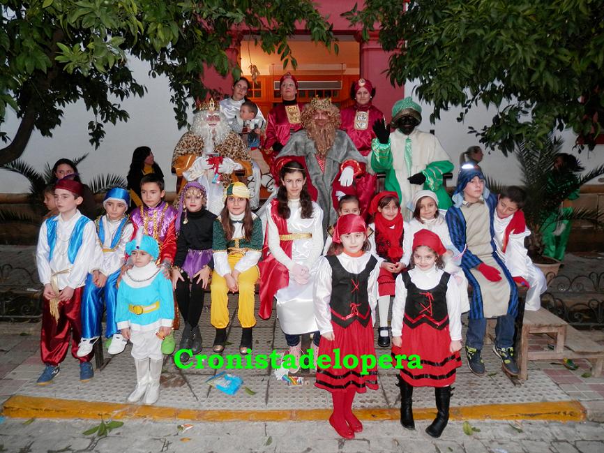 Cinco carrozas, dos zancudos y la Banda de Juan Alcalá llenan de ilusión las calles de la localidad en la Cabalgata de Reyes