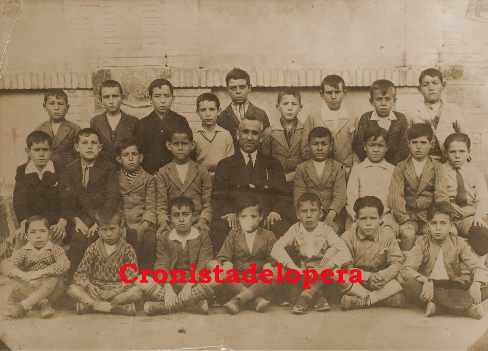 Alumnos de la Primera Promoción del Colegio Francisco Giner de los Rios junto a su maestro D. Fernando Fernández curso 1931-32