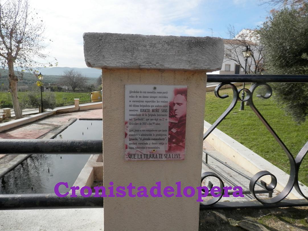 Una placa en un pilar de la pontanilla del Pilar Viejo de Lopera recuerda a Ignacio Muñiz Sanz "Il piccolo comandante"
