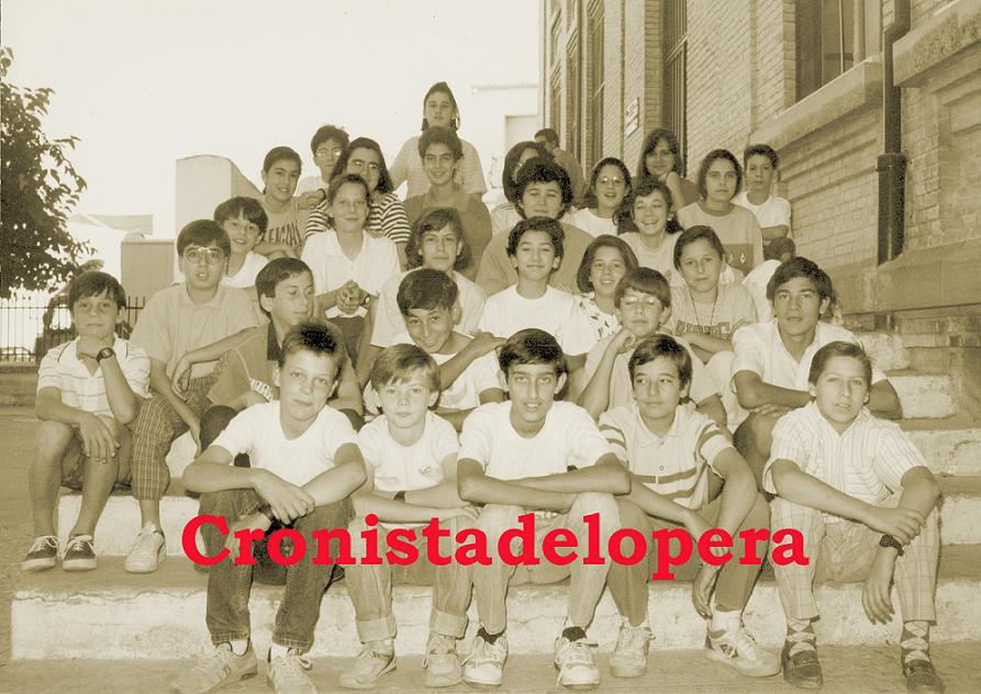 Alumnos del Colegio Miguel de Cervantes con su maestra Pilar García Almirón. Curso 1990-91