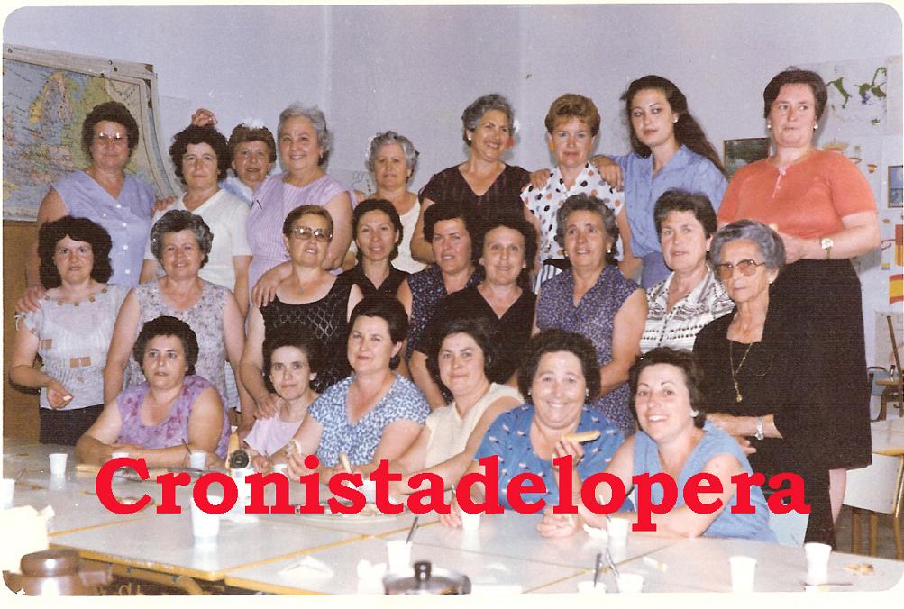 Grupo de alumnas del Centro de Adultos de Lopera junto a su maestra Consuelo Valenzuela Ferruz. Curso 1987-88