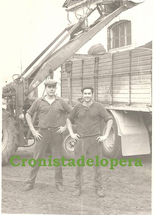 Molineros en el patio de la Cooperativa Oleícola La Loperana en la campaña 1971-72