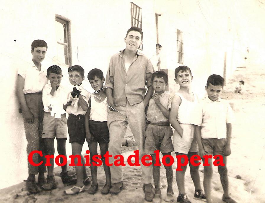 Grupo de loperanos en la calle D. Manuel Casado en el año 1963