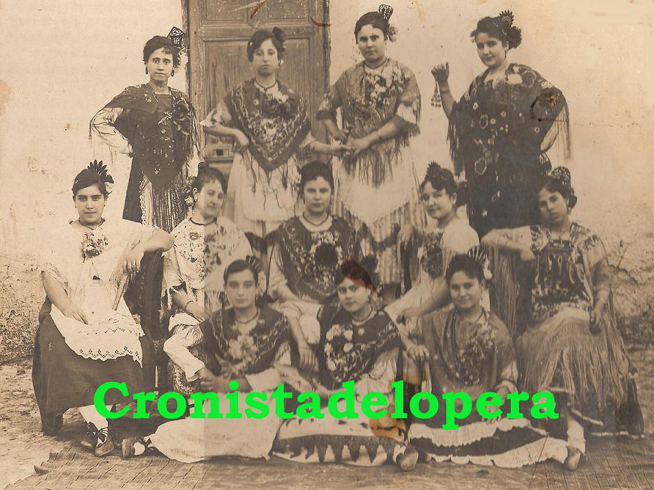 Grupo de Loperanas ataviadas con Mantones de Manila para asistir a las Capeas de la Plaza Mayor en 1918
