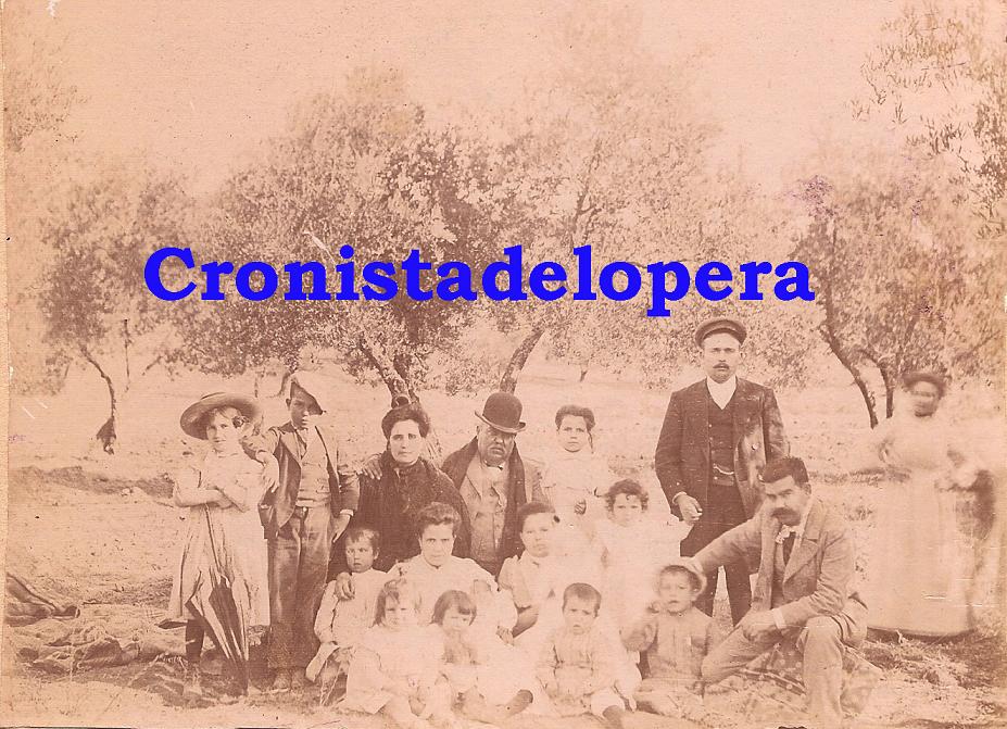 La Familia Espín García de excursión en un olivar de Lopera en 1914