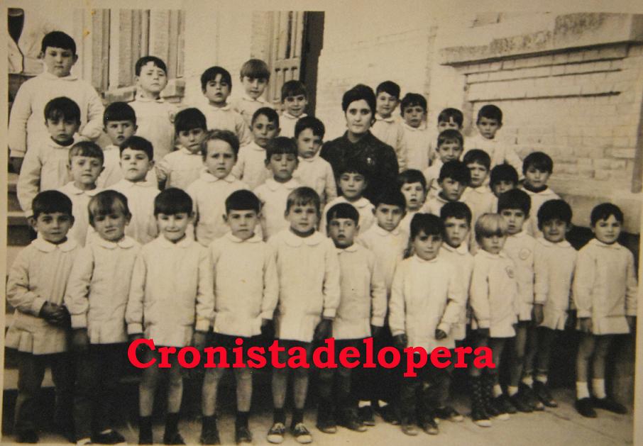 Grupo de Alumnos del Colegio Miguel de Cervantes con la maestra Dª Rosa Vara Rubio curso 1969/70