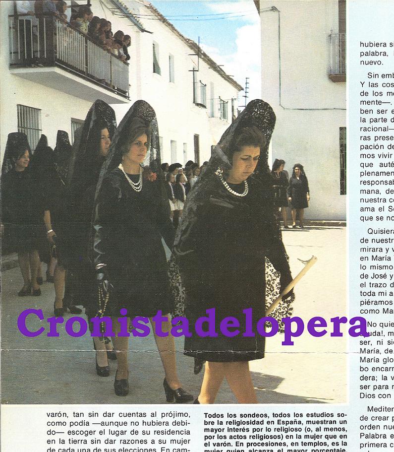 Fotografía de un Viernes Santo en Lopera a su paso por la Calle Corpus publicada en una revista mexicana "Jesucristo" del  año 1974 cortesía del loperano Alfonso García Marín