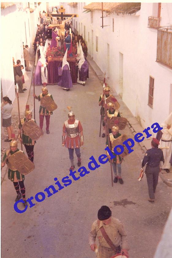 Procesión del Cristo de la Expiración y la Soledad acompañados de soldados romanos en la Calle la Huerta de Lopera en 1975. Foto cortesía de Maria Jesús Rojas García