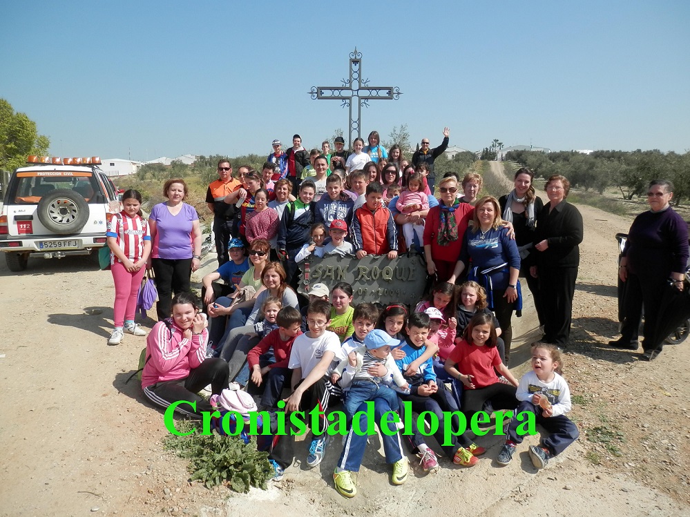 Niños y mayores participan en la VI Peregrinación a la Cruz de San Roque. que contó con la coordinación de la Agrupación de Voluntarios de Protección Civil de Lopera