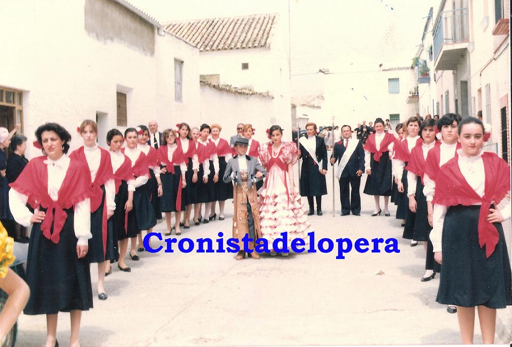 La Cofradía de la Virgen de la Cabeza de Lopera en el año 1984, siendo hermanos Mayores Francisco Partera Lara y Teresa Delgado Ruiz  a su paso por la calle San Roque alta