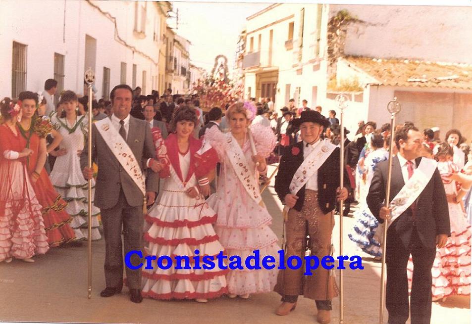 La Morenita de Lopera en su primera salida procesional por las callee de Lopera siendo Hermanos Mayores Miguel y Loli Pérez Garcia en 1986