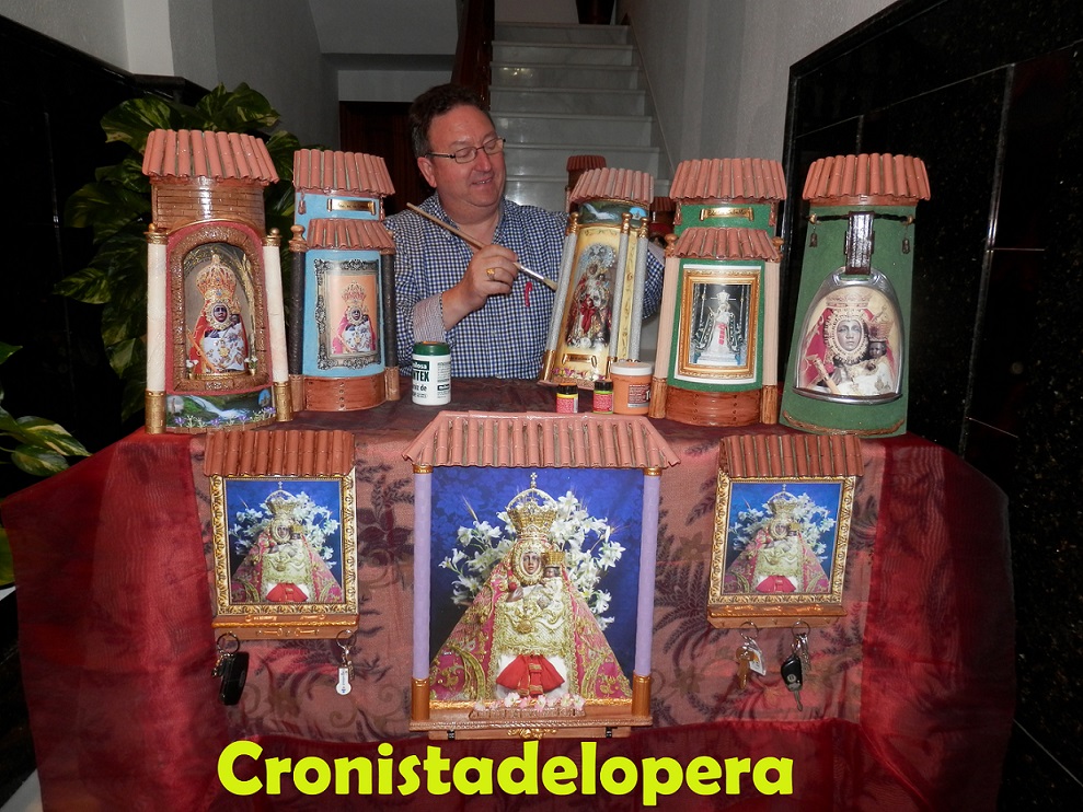 Tejas decorativas dedicadas a la Morenita realizadas con un estilo propio y personal por el artesano loperano Alonso Padilla García