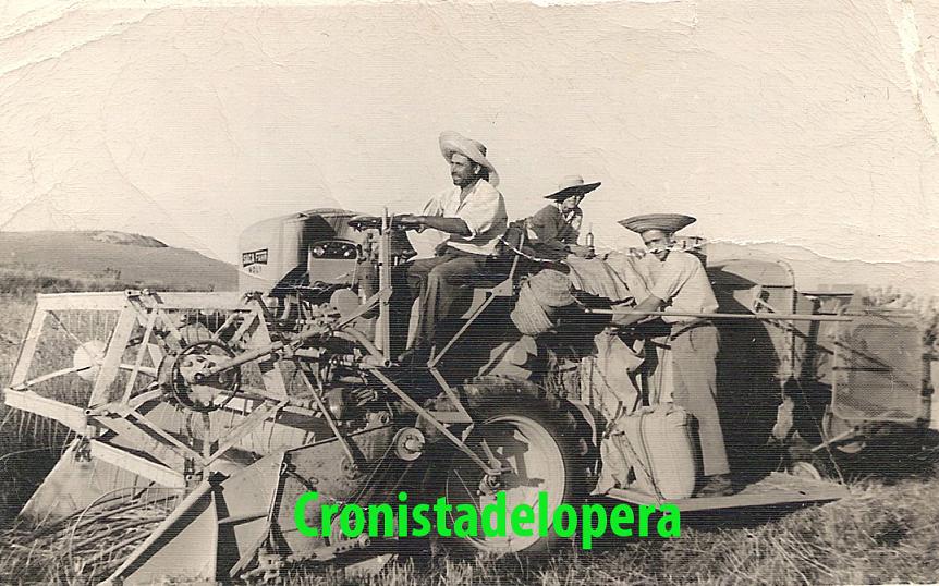 Loperanos segando en los campos de Lopera con una máquina segadora. Antonio y Juan Alcalá y Serafín Bueno. Año 1960. Foto gentileza de Juan Alcalá Quero