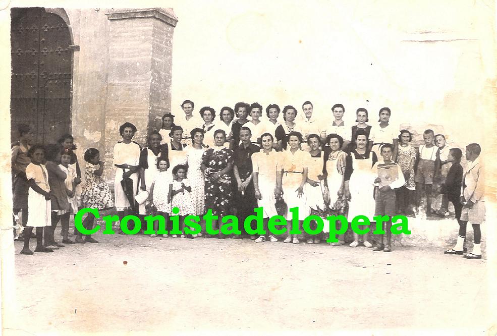 Grupo de Mujeres de Auxilio Social con los niños que se quedaron en Lopera durante la Guerra Civil Española, en la puerta de la Ermita de Jesús tras una excursión a la Zúa. Año 1937.