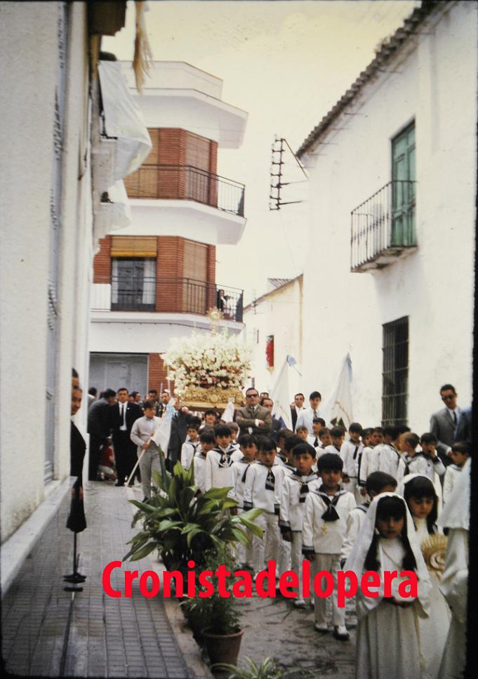 Niños de Primera Comunión en la Procesión del Corpus a su paso por la calle Echegaray, hoy Vicente Orti en 1971