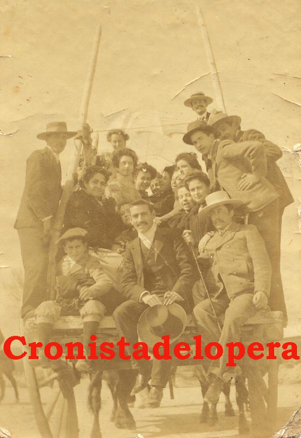 Grupo de Loperanos montados en un carro haciendo el camino para participar en la Romería de Alharilla de Porcuna. Años 20