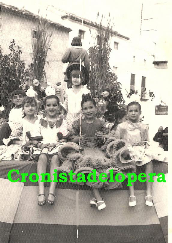 Nueva estampa de la Romería de San Isidro Labrador del año 1969. De izquierda a derecha:  Francisco Pedrosa,  Josefina Cantero, Paqui Izquierdo, Conchi Cantero, Mari Palomo y Lina Crespo.