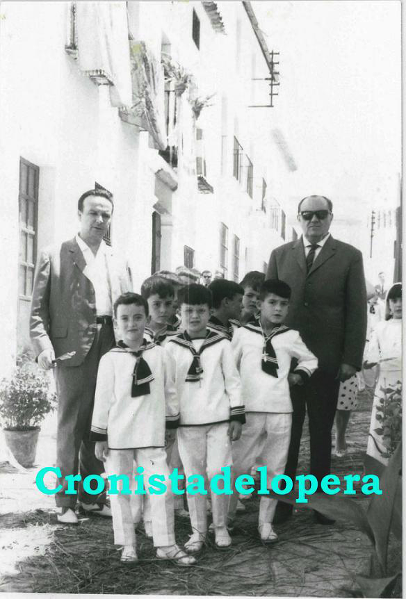 Procesión del Corpus en Lopera. Los maestros Francisco Valenzuela y Juan García con varios niños de Primera Comunión entre otros Sixto Ruiz y Francisco Javier de Torres.