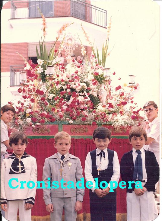 Procesión del Corpus en Lopera año 1984. Niños de Primera Comunión: Tomás Valenzuela, Diego Ogalla, Antonio Alcalá y José Antonio Risoto