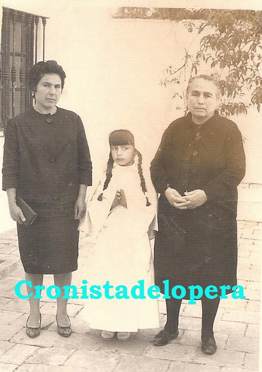 Las tradicionales fotos de Primera Comunión de Paco Lara en el patio del ayuntamiento. De izquierda a derecha: Carmen Rosal Alcalá, Ana Ruiz Rosal y Ana Chueco García. Mayo de 1966