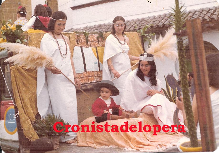 Grupo de Loperanas en una carroza en la Romería de San Isidro del año 1977. De izquierda a derecha: Paqui Santiago, Tere Pastor y Encarna Pérez.