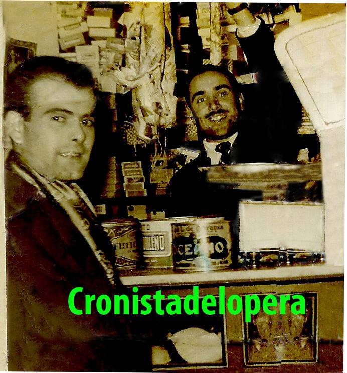 De compras en la Tienda de José Morales "Pepe el Pelayo" en 1958, sita en la Calle Humilladero. De izquierda a derecha Carlos Barberán y Enrique Bermúdez.