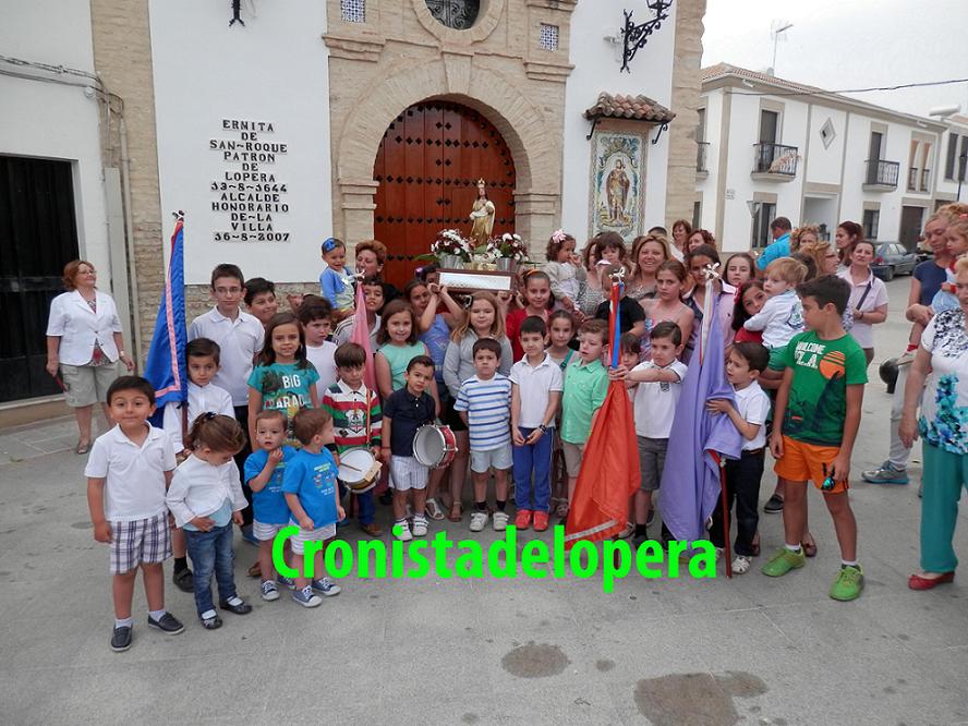 El Barrio de San Roque de Lopera organizó la tradicional procesión de la Virgen Niña que fue portada por un nutrido grupo de niñlos y por cuatro miembros de la sección infantil de revoleadores de banderas de San Roque.