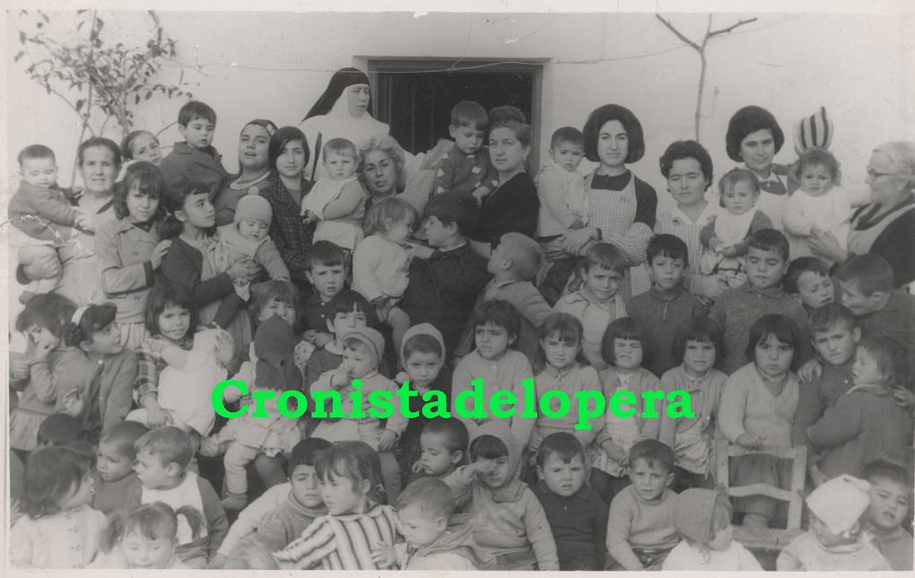 Educadoras y grupo de niños en la Guardería Infantil de Lopera 1958.