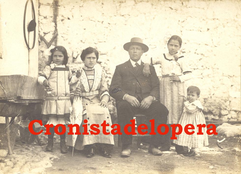 La Familia Loperana Cabezas Cantero en 1913. De izquierda a derecha: Rosa y Francisca Cabezas Cantero, Francisco Cabezas Delgado, Elisa y Esperanza Cabezas Cantero. Foto gentileza Elisa Madero.