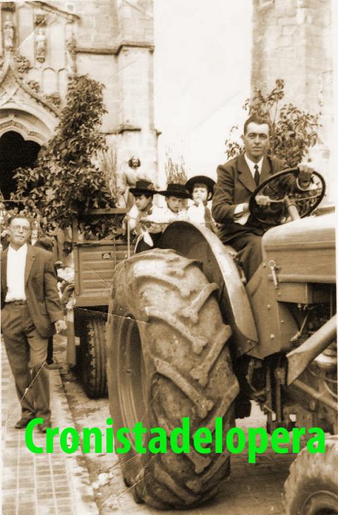 Un recuerdo para los tractoristas que cada año llevan a San Isidro en su Romería. En este caso al loperano Juan José Jiménez Jiménez. Foto cortesía de su nieto y amigo Rafael Huertas Jiménez.