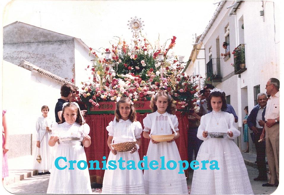 Niñas de Primera Comunión en la Procesión del Corpus año 1982. De izquierda a derecha: Mari Carmen Bueno, Eva González, Mari Lina Espinosa y Loli Raya.