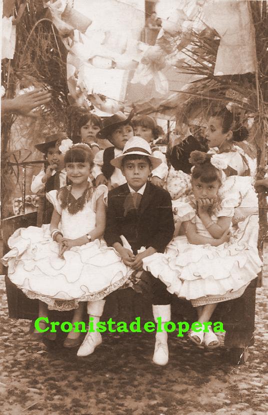 Loperanos en una carroza en la Romería de San Isidro Labrador del año 1966. Entre otros José y Pedro López Bueno, Marina y Teresa López, Elisa Madero, Amalia Casado.