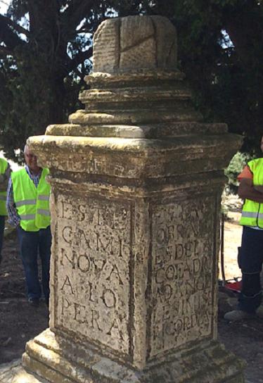 Arjona recuperó hoy para su patrimonio histórico el pedestal de la Cruz de Mendoza del siglo XVI que había en el arcén de la carretera A-6175 de Porcuna a Lopera