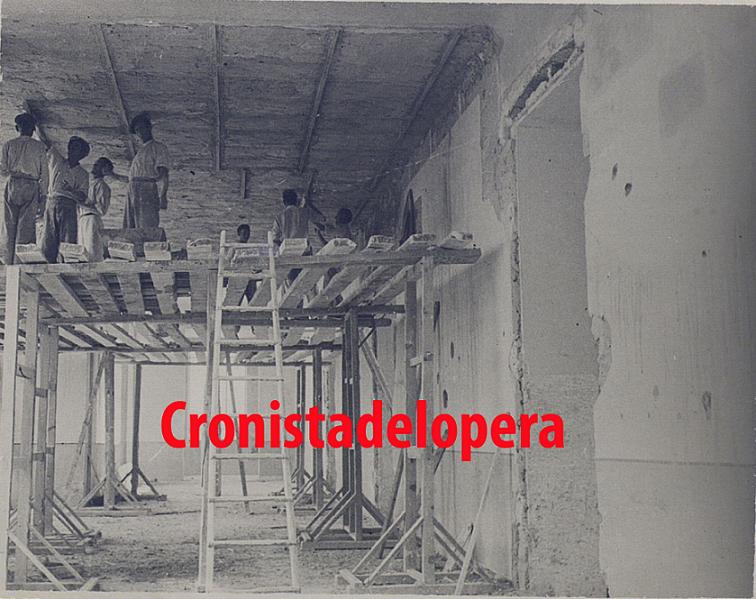 Restaurando la techumbre del Colegio de Lopera en 1944 por Regiones Devastadas.