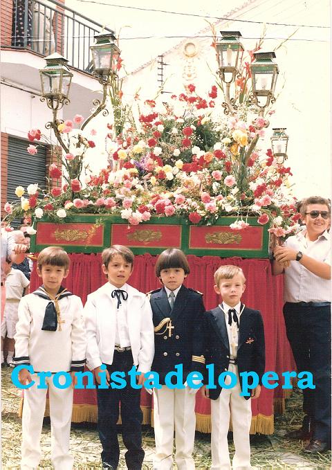 Niños de Primera Comunión en la Procesión del Corpus del año 1985. De izquierda a derecha: Pedro Pablo Acevedo, Manuel Jesús Candelario, Antonio Melero y Manuel Alcalá.