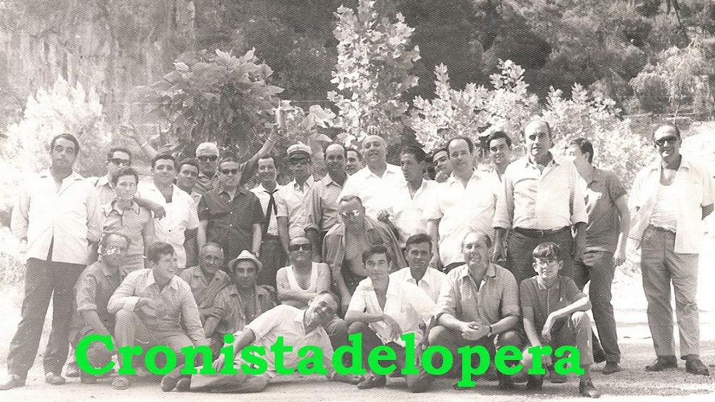 Grupo de Loperanos en una viaje a Cazorla con el Alcalde de Lopera Eleuterio Risoto Carrasco. Año 1969