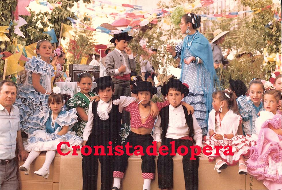 Grupo de loperanos en una carroza en la Romería de San Isidro Labrador en el año 1987. Entre otras las Hermanas Pérez García, los Hermanos López Castillo, Pedro Pablo Acevedo, Cristóbal García y las Hermanas Cerrillo Gil.