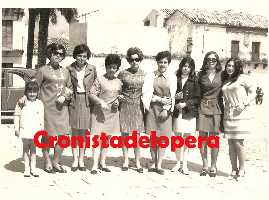 Paseo matinal con un grupo de Loperanas en la Plaza del Ayuntamiento en una Semana Santa del año 1959. Detrás detalle de las dos palmeras que había en la puerta de Ángela Uceda. Foto gentileza de Mari Izquierdo.