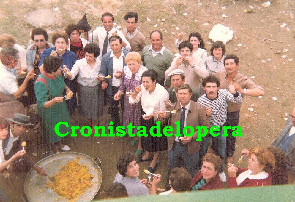 Loperanos de paella en el Cerro de la Cabeza siendo Hermanos Mayores Pedro Osuna y Rosi Acevedo. Romería 1985