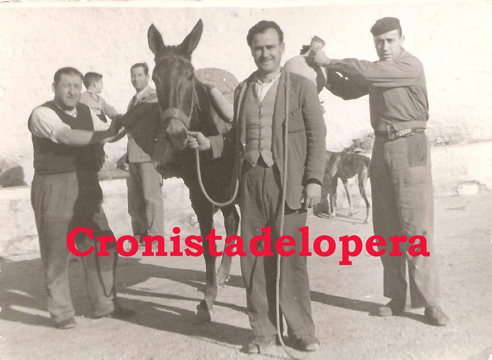 Operarios de la Cooperativa Oleícola La Loperana en el patio de la fábrica en 1957. Manuel  Carabache, Manuel Herrero y Manuel Del Caño